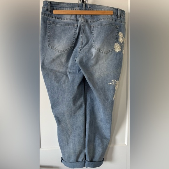 Beautiful AZI Women’s Jeans - Picture 4 of 5